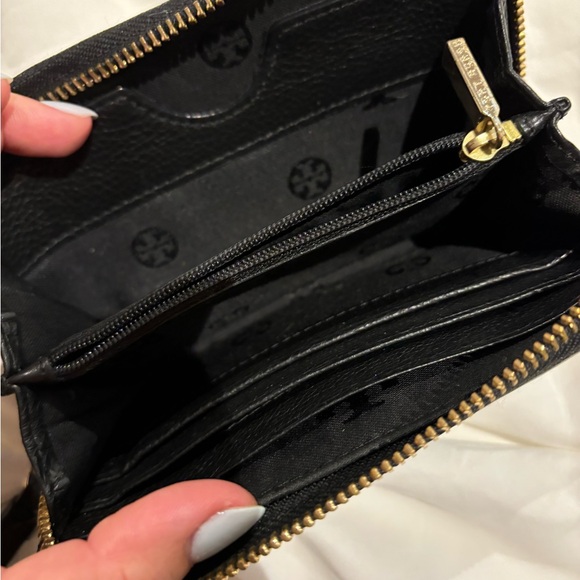 ✨Tory Burch Amanda Wristlet - Picture 4 of 8